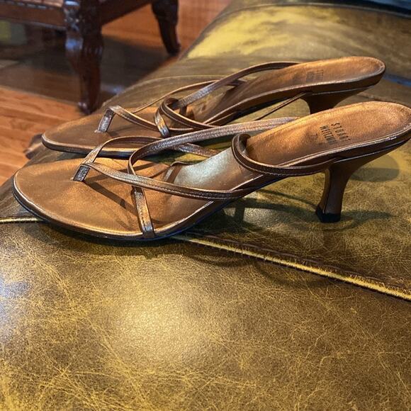 Stuart Weitzman women’s size 7.5 copper color strappy sandal shoes - Picture 2 of 5